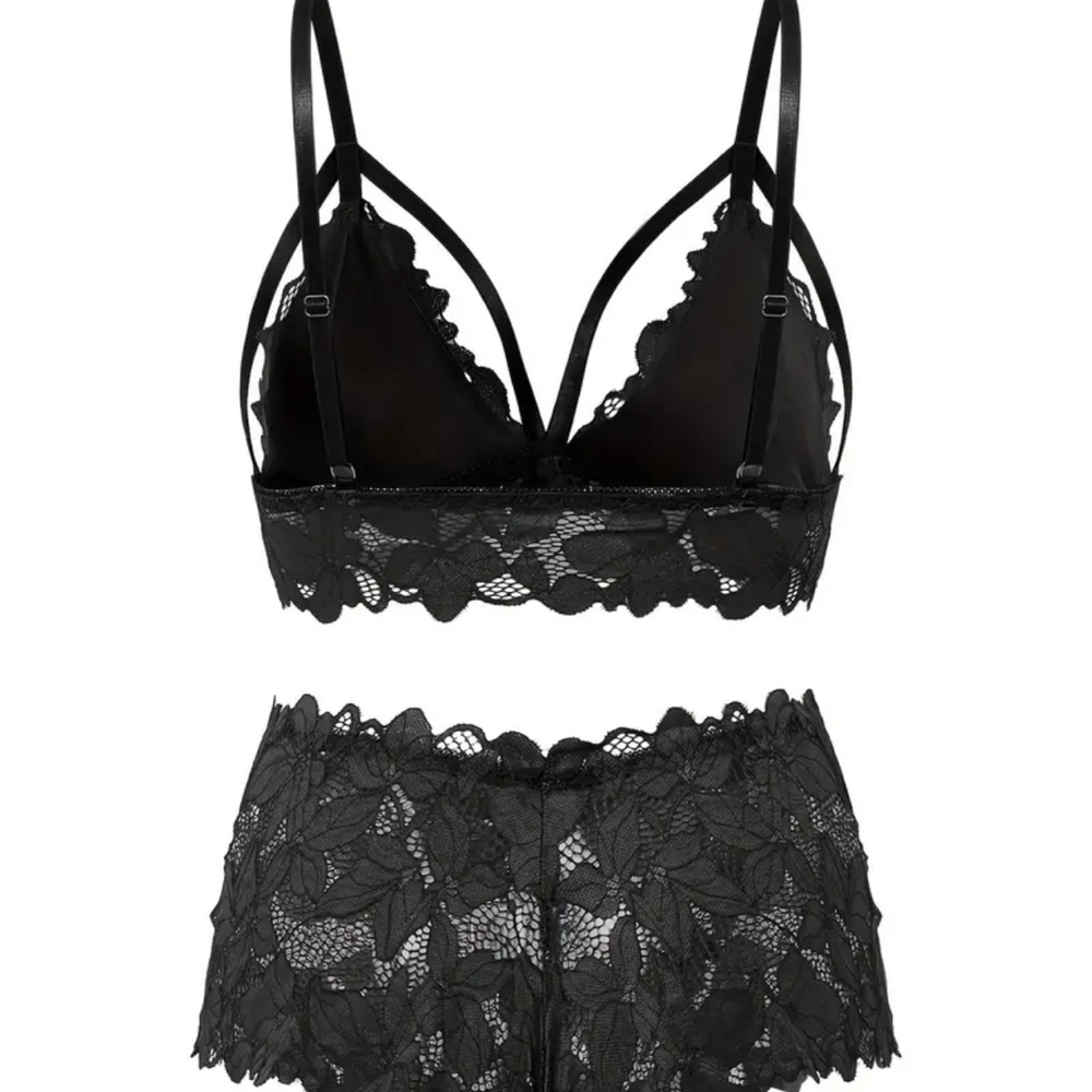 Elegant Black Lace Lingerie Set - Picture 2 of 3